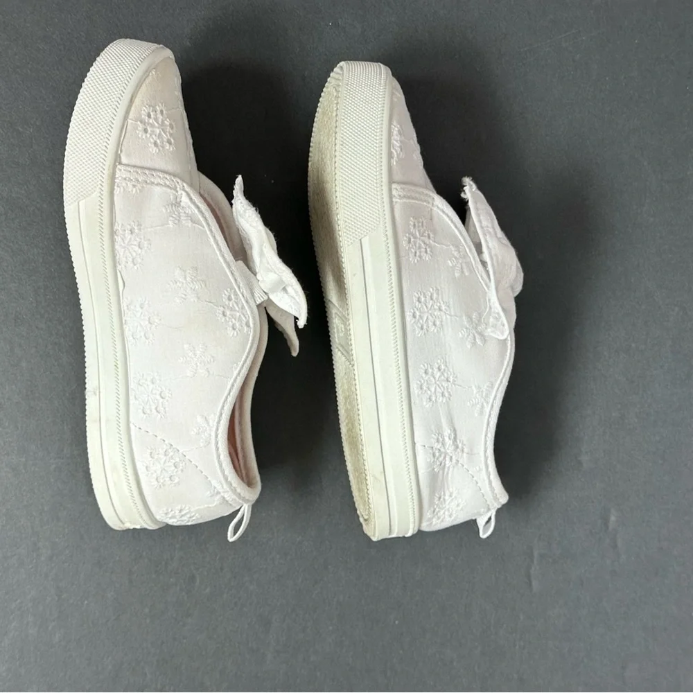 Osh Kosh BGosh White Eyelet Toddler Size 10M Dahlia Sneakers Shoes White Bow